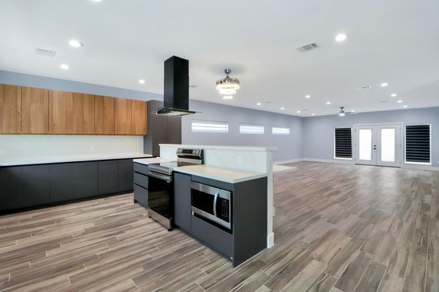 3027 Clinton Drive, Houston, TX 77020