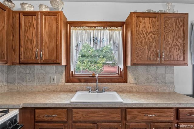 30046 Lisch Street, Gibraltar, MI 48173