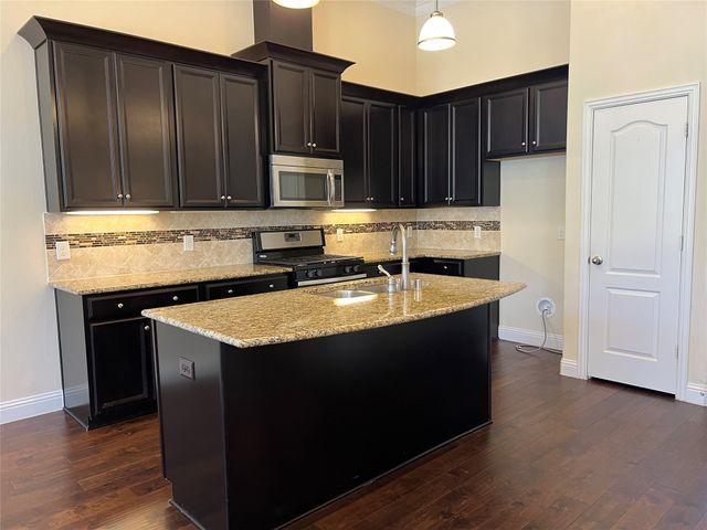 587 Hampshire Drive, Lewisville, TX 75067