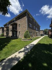 5846 W 77th Street 303, Burbank, IL 60459