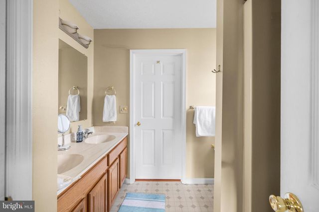 1076 STUART DR, Front Royal, VA 22630