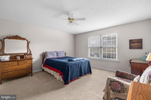 1076 STUART DR, Front Royal, VA 22630