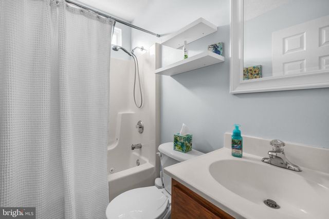 1076 STUART DR, Front Royal, VA 22630