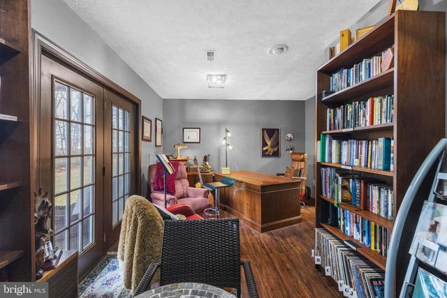 1076 STUART DR, Front Royal, VA 22630