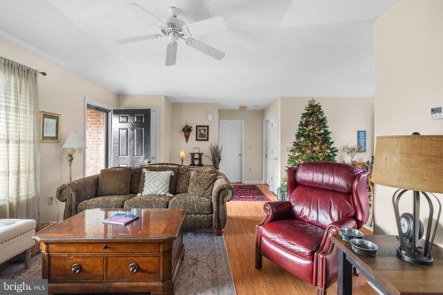 1076 STUART DR, Front Royal, VA 22630