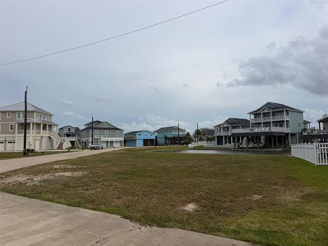411 Neptune Circle, Tiki Island, TX 77554