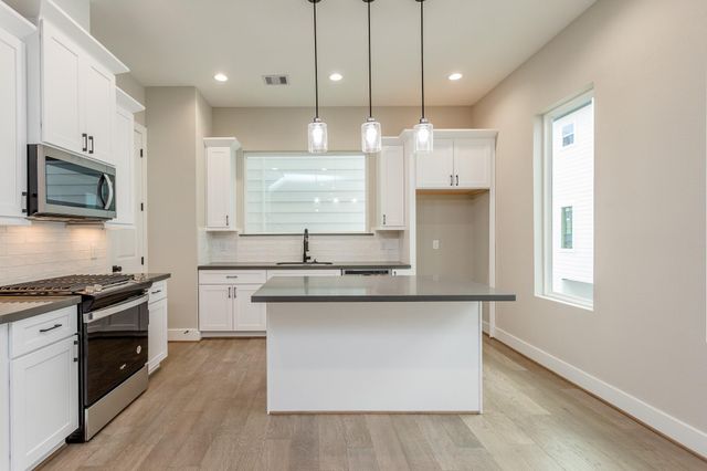 1439 W 25th Street B, Houston, TX 77008