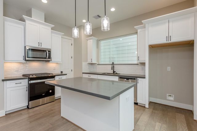 1439 W 25th Street B, Houston, TX 77008