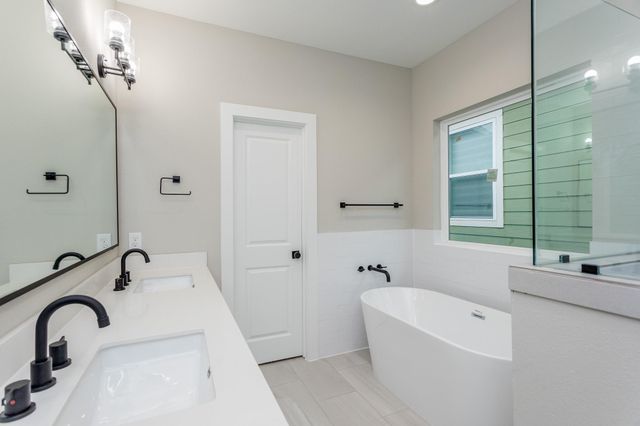 1439 W 25th Street B, Houston, TX 77008