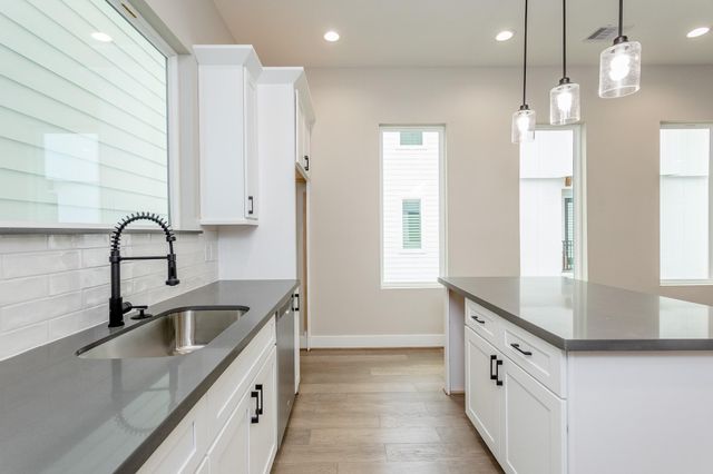 1439 W 25th Street B, Houston, TX 77008