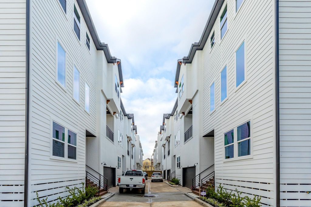 1439 W 25th Street B, Houston, TX 77008