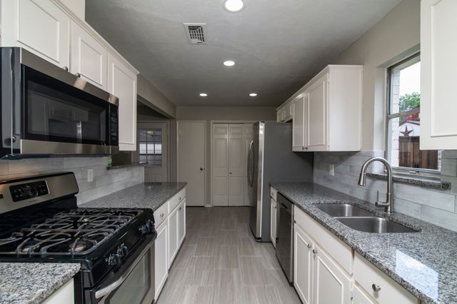 2726 Starcrest Lane, Farmers Branch, TX 75234