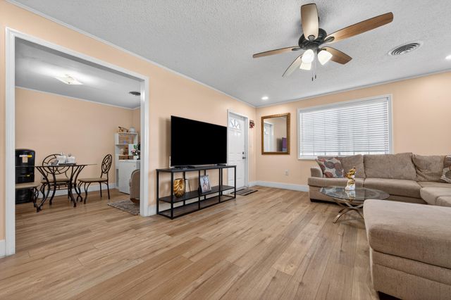 16 NW Avenue G, Belle Glade, FL 33430