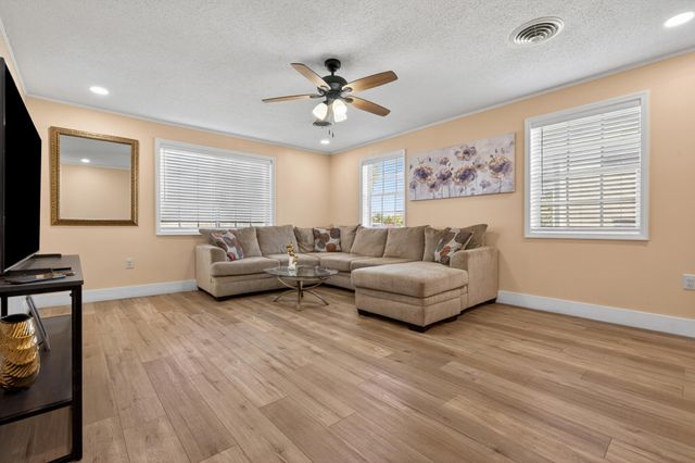 16 NW Avenue G, Belle Glade, FL 33430