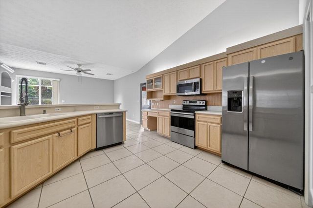 612 SE 6th Street, Stuart, FL 34994
