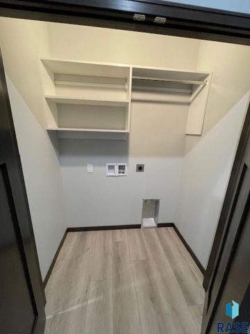 9627 W Tunis Dr, Sioux Falls, SD 57106