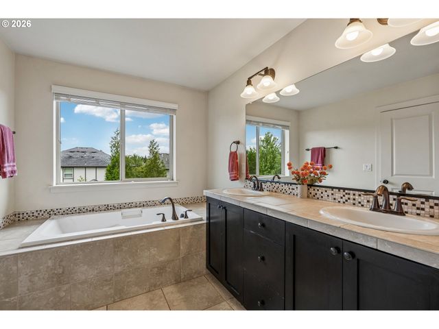368 N GREEN GABLES Loop, Ridgefield, WA 98642