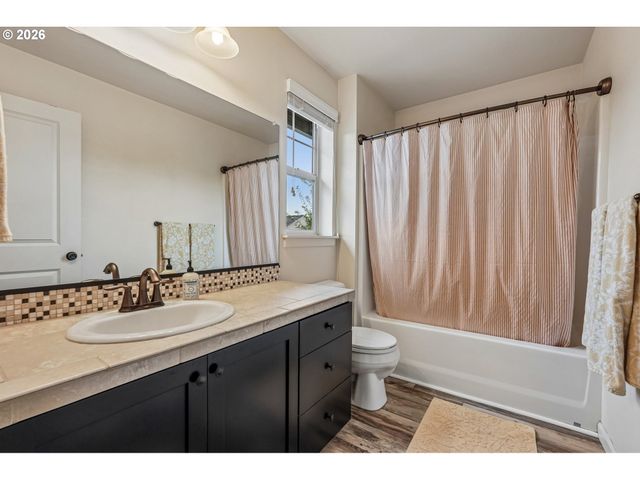 368 N GREEN GABLES Loop, Ridgefield, WA 98642