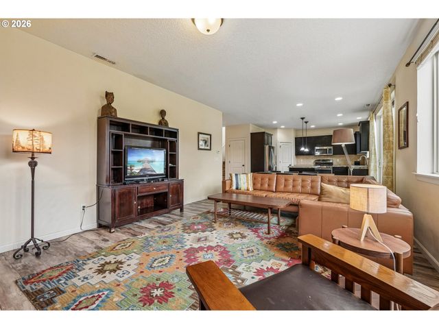 368 N GREEN GABLES Loop, Ridgefield, WA 98642