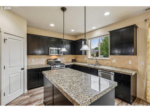 368 N GREEN GABLES Loop, Ridgefield, WA 98642
