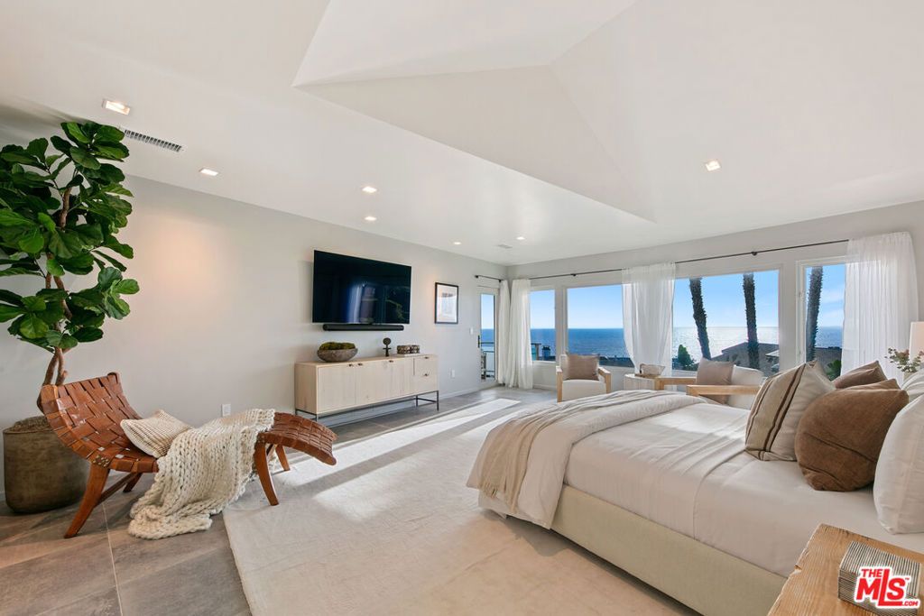 Image 19 of property listing at 31558 Victoria Point Road, Malibu, CA 90265