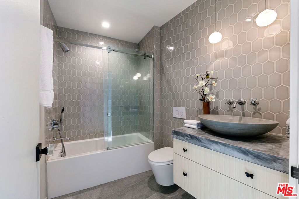 Image 34 of property listing at 31558 Victoria Point Road, Malibu, CA 90265