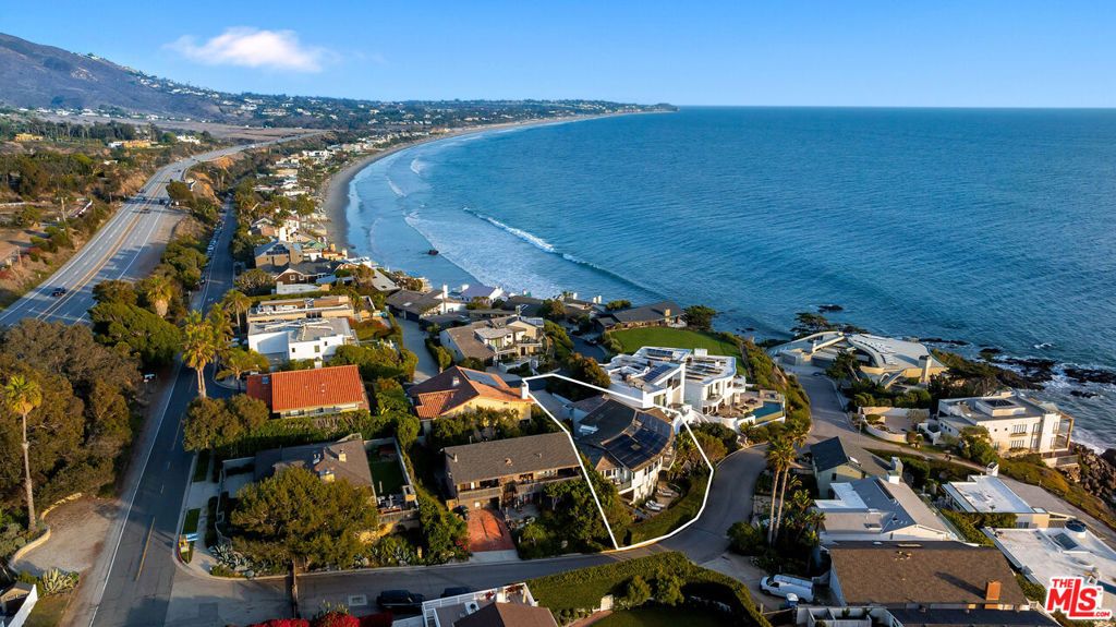 Image 4 of property listing at 31558 Victoria Point Road, Malibu, CA 90265