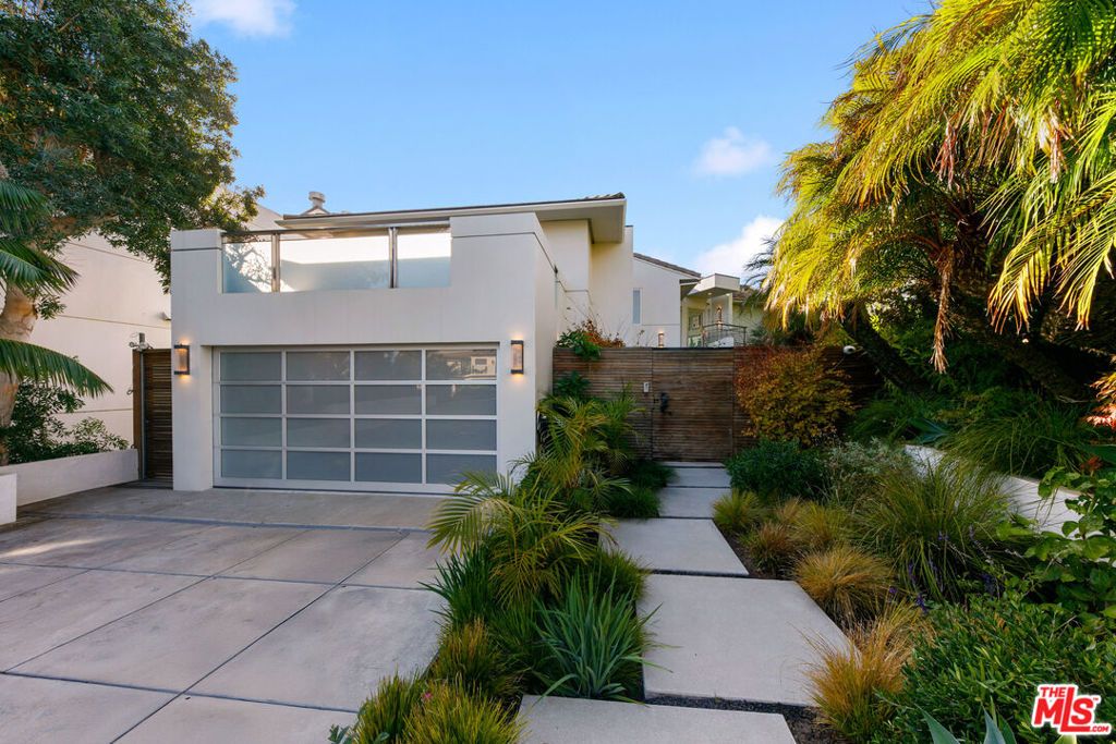 Image 8 of property listing at 31558 Victoria Point Road, Malibu, CA 90265