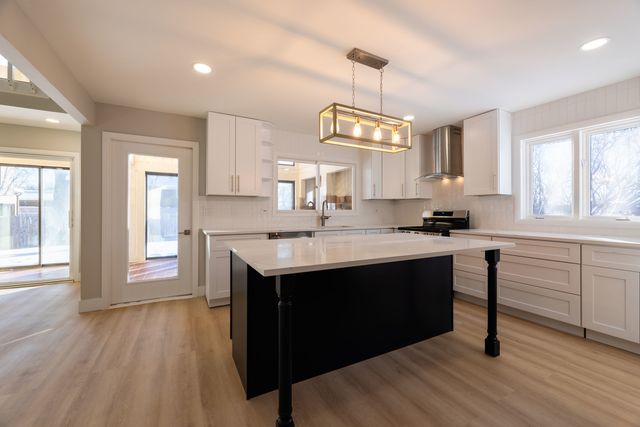 3437 Summerhill Drive, Woodridge, IL 60517