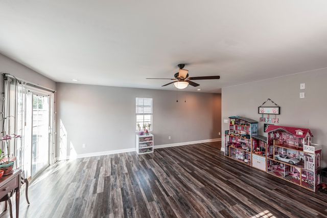 1008 Spire Way Dr, Castalian Springs, TN 37031