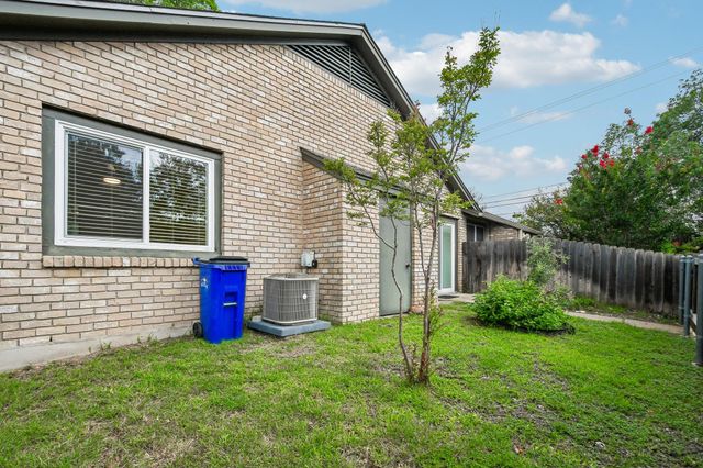 1015 E Yager LN 2, Austin, TX 78753