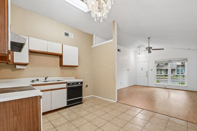 1015 E Yager LN 2, Austin, TX 78753