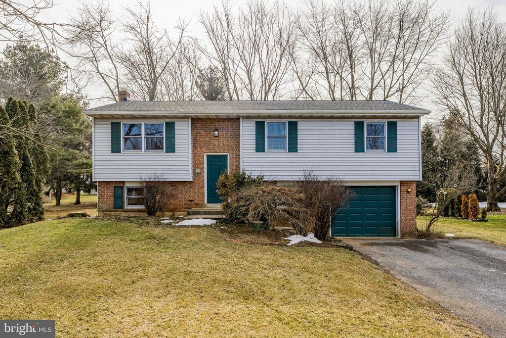 30 BUTTONWOOD DR, Lititz, PA 17543