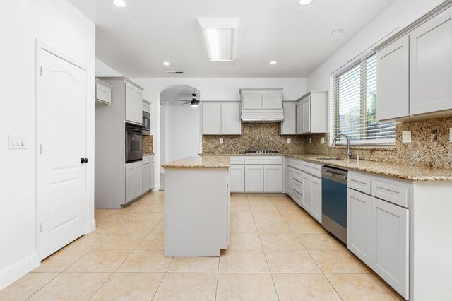 6632 W Dovewood Lane, Fresno, CA 93723