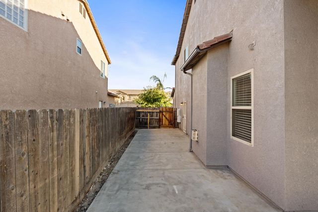 6632 W Dovewood Lane, Fresno, CA 93723