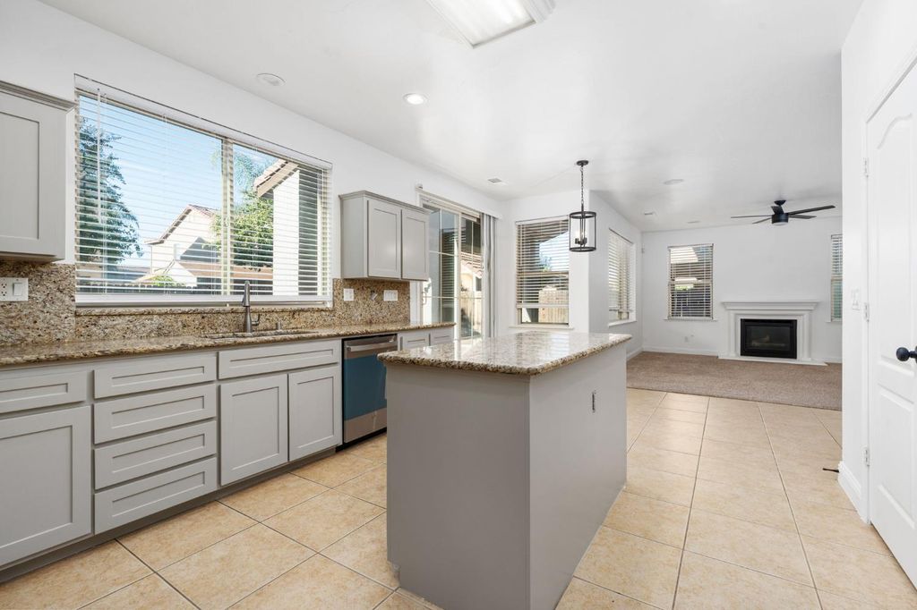 Image 13 of property listing at 6632 W Dovewood Lane, Fresno, CA 93723