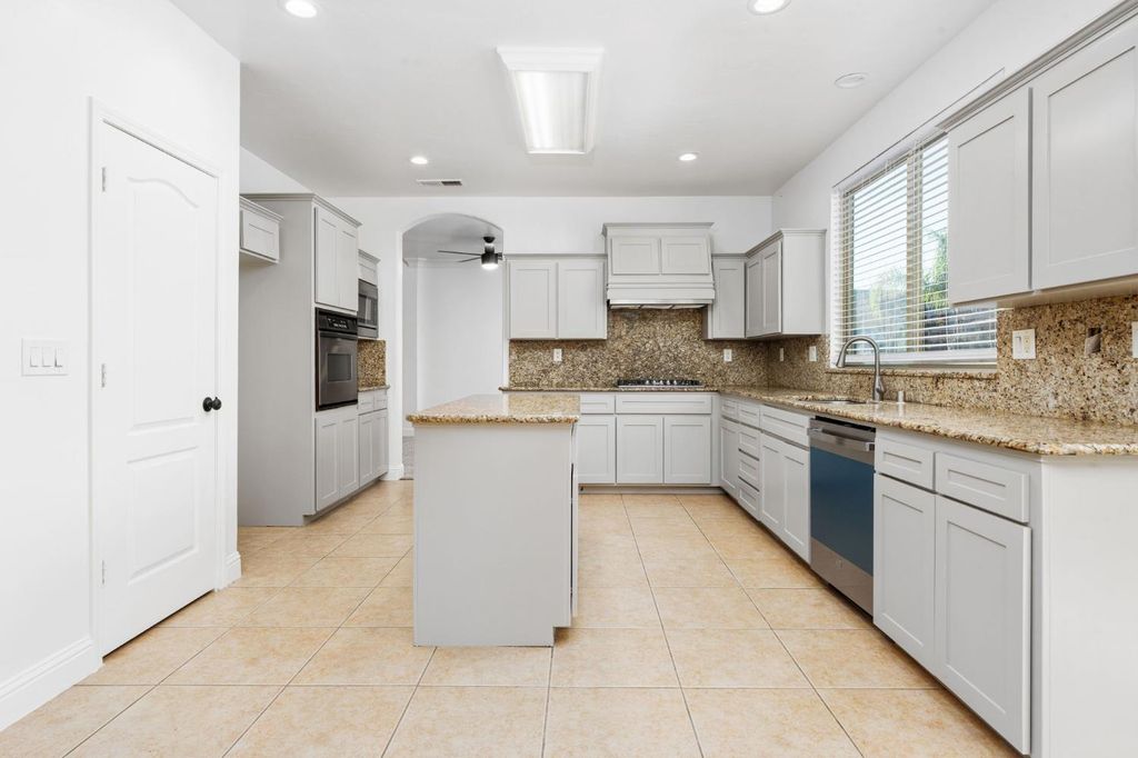 Image 16 of property listing at 6632 W Dovewood Lane, Fresno, CA 93723