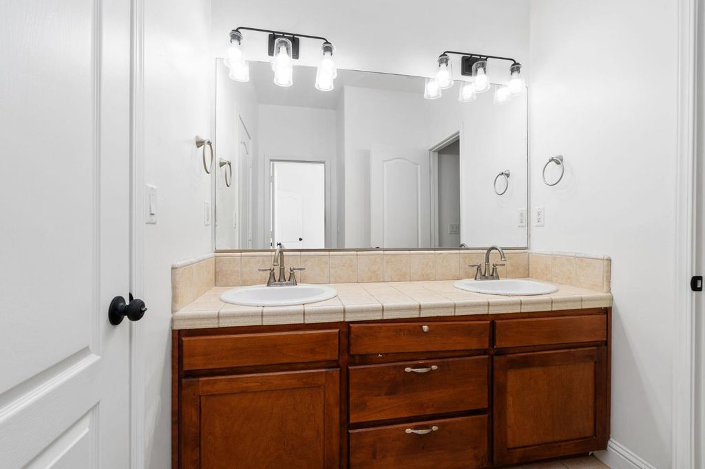 Image 30 of property listing at 6632 W Dovewood Lane, Fresno, CA 93723