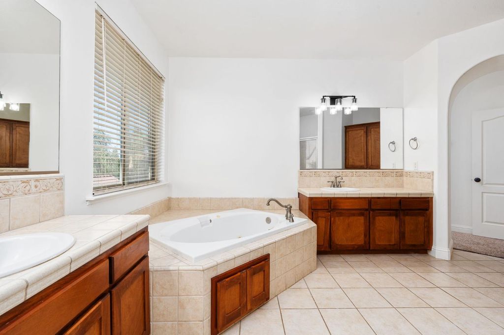 Image 36 of property listing at 6632 W Dovewood Lane, Fresno, CA 93723