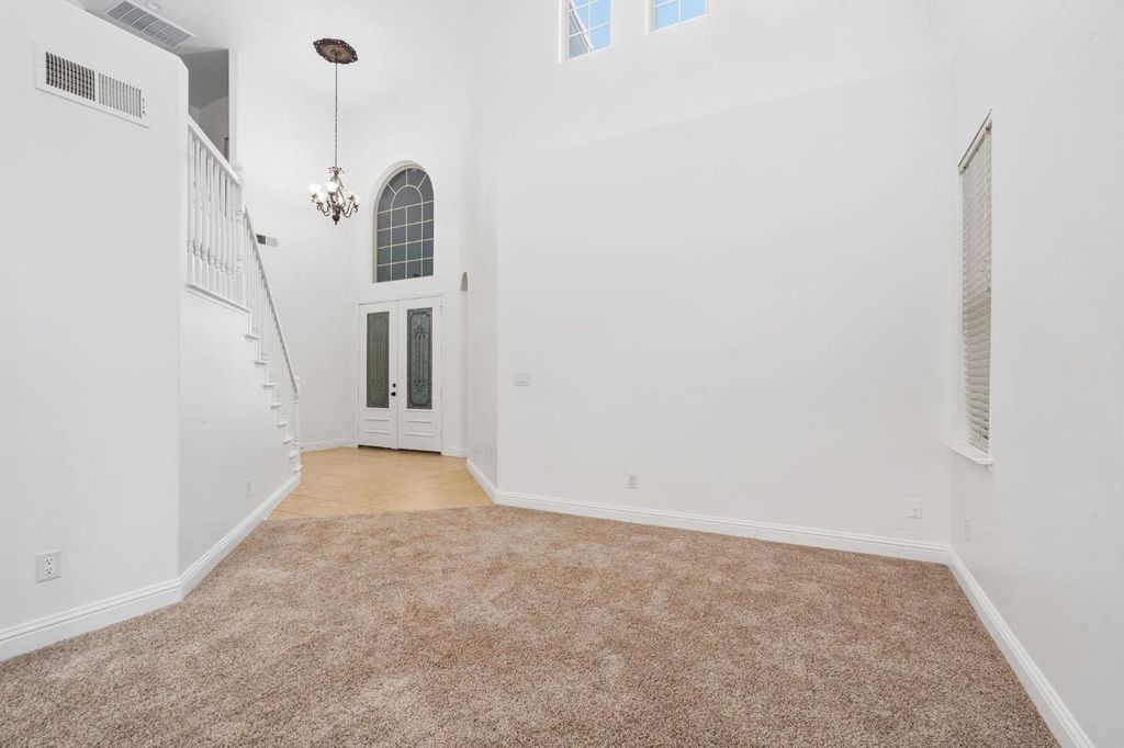 Image 9 of property listing at 6632 W Dovewood Lane, Fresno, CA 93723