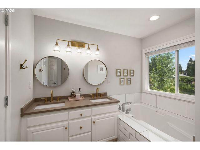 10954 Sw GENEVA St, Tigard, OR 97223