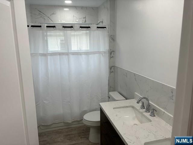 86 Orange Avenue, Elmwood Park, NJ 07407