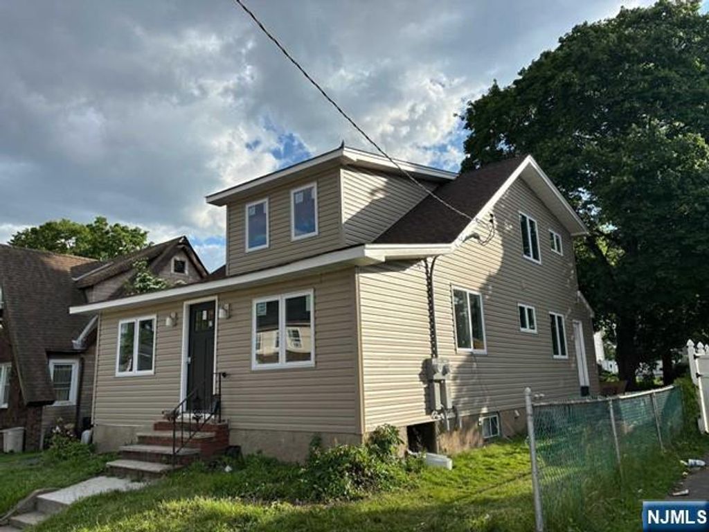 86 Orange Avenue, Elmwood Park, NJ 07407