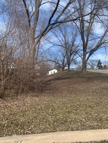 636 E 4th Avenue, Naperville, IL 60540