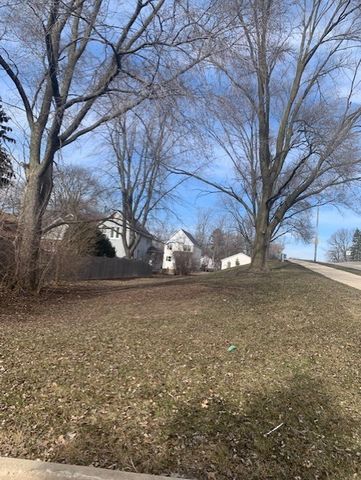 636 E 4th Avenue, Naperville, IL 60540