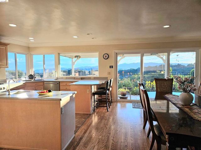 5143 5143 Saddle Brook DR, Oakland, CA 94619