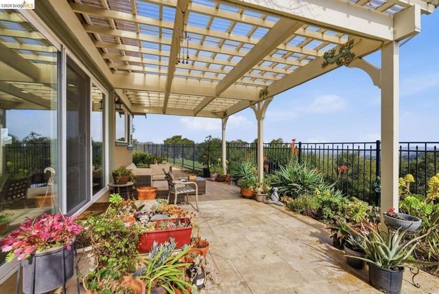 5143 5143 Saddle Brook DR, Oakland, CA 94619