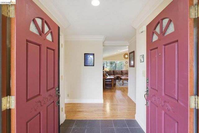 5143 5143 Saddle Brook DR, Oakland, CA 94619