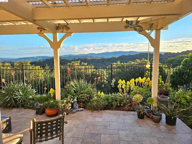 5143 5143 Saddle Brook DR, Oakland, CA 94619