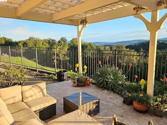 5143 5143 Saddle Brook DR, Oakland, CA 94619